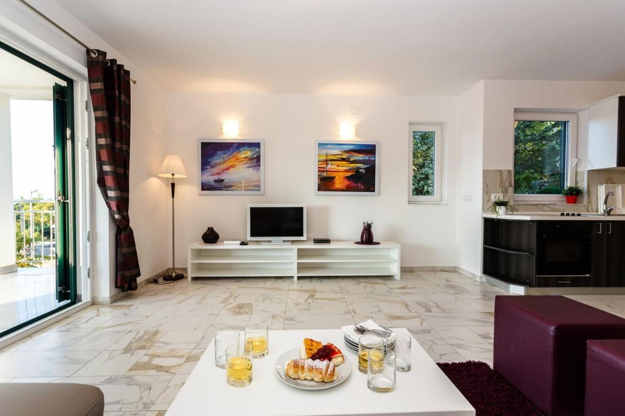 Apartments Adria Малинска Екстериор снимка