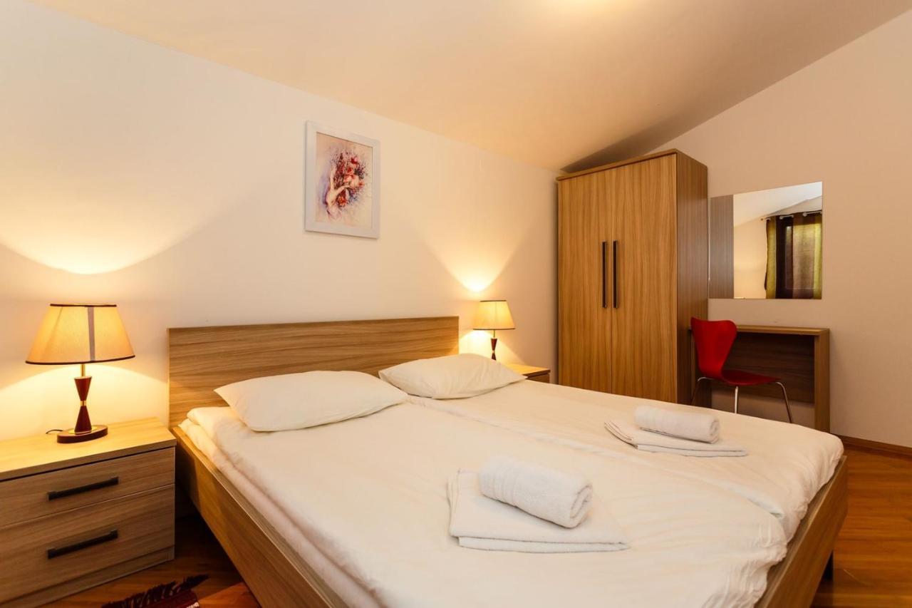 Apartments Adria Малинска Екстериор снимка