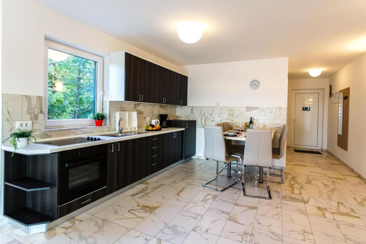 Apartments Adria Малинска Екстериор снимка