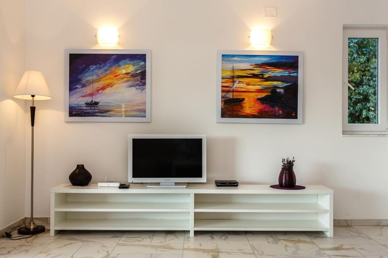 Apartments Adria Малинска Екстериор снимка