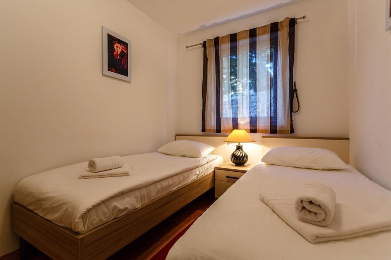 Apartments Adria Малинска Екстериор снимка