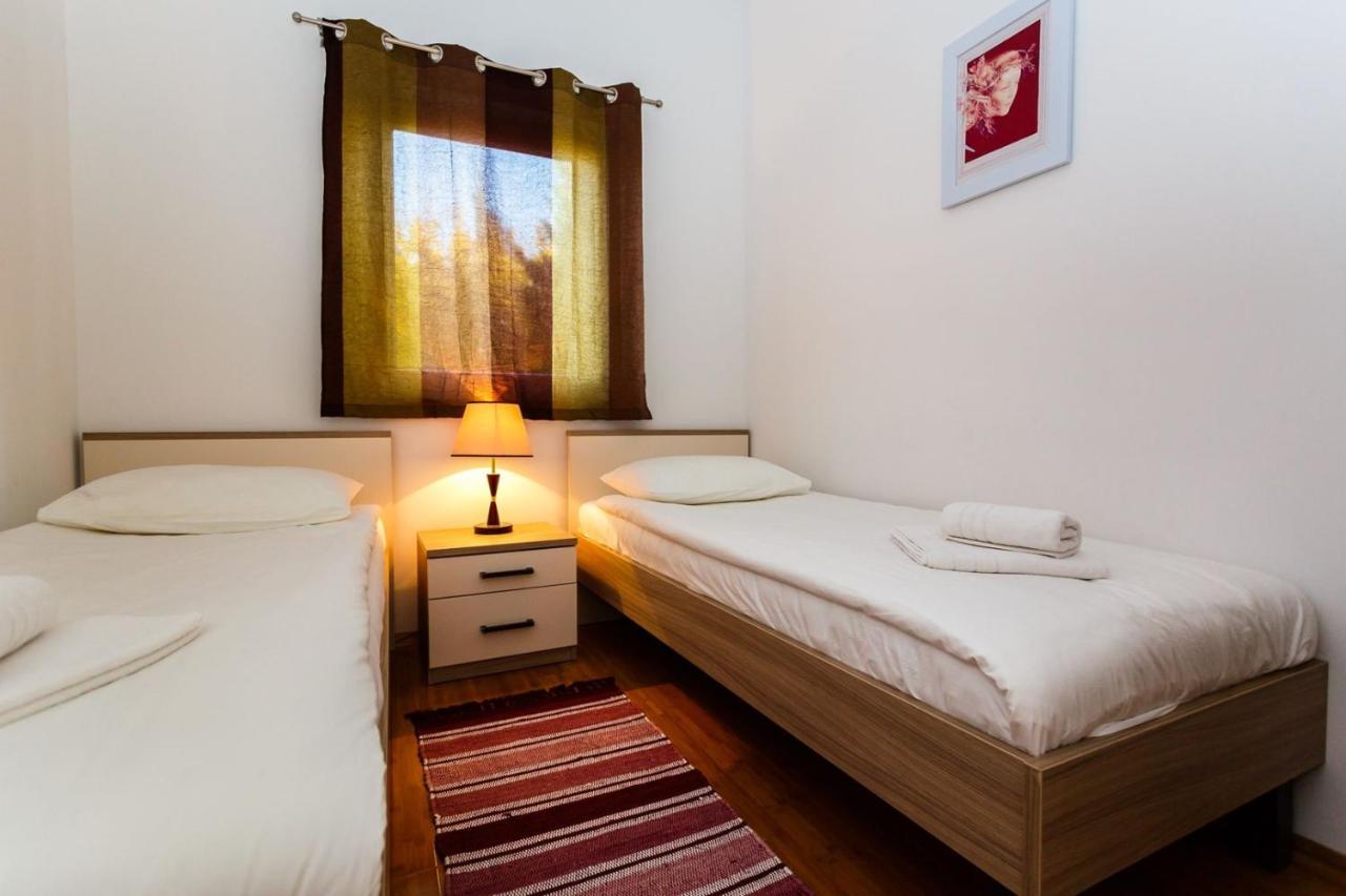 Apartments Adria Малинска Екстериор снимка